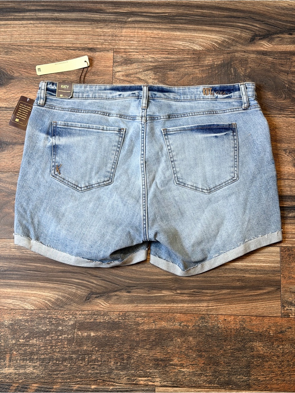 KUT from the Kloth Katy Boyfriend Denim Shorts in a light wash size 14W - Picture 15 of 16